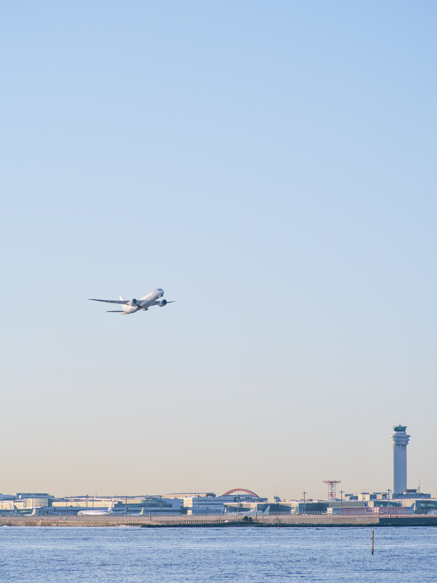 朝焼けの空に飛び立つ飛行機