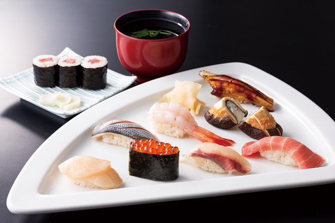 壽司飯團拼盤和熱蕎麥面